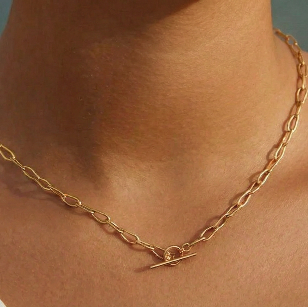 Delicate Gold chain necklace on a woman's neck